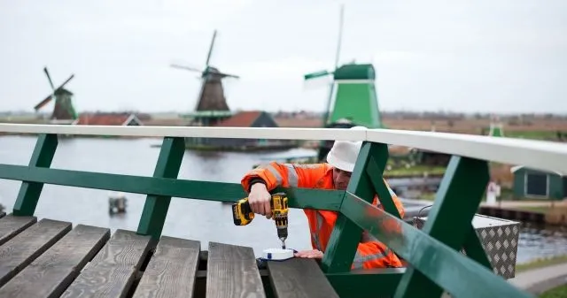 monteur installeert camera op de Zaanse Schans