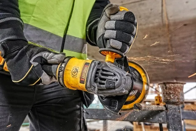 man werkt met DEWALT slijpmachine