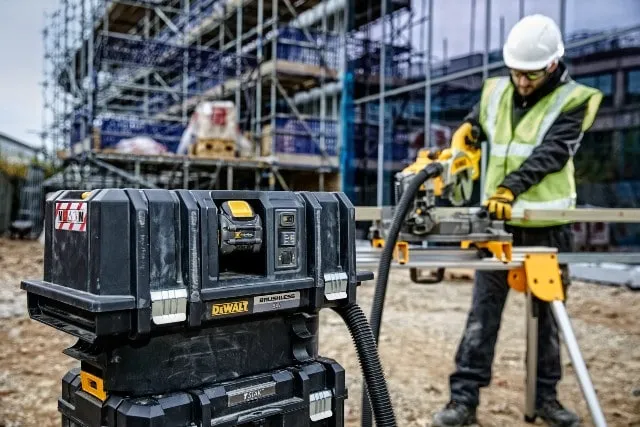 Man werkt met Dewalt cirkelzaag met stofafzuiging