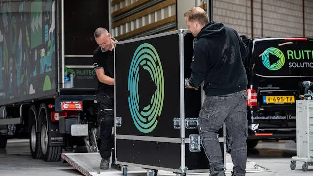Medewerkers laden vrachtwagen