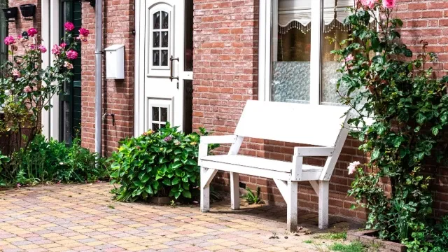 bankje in voortuin