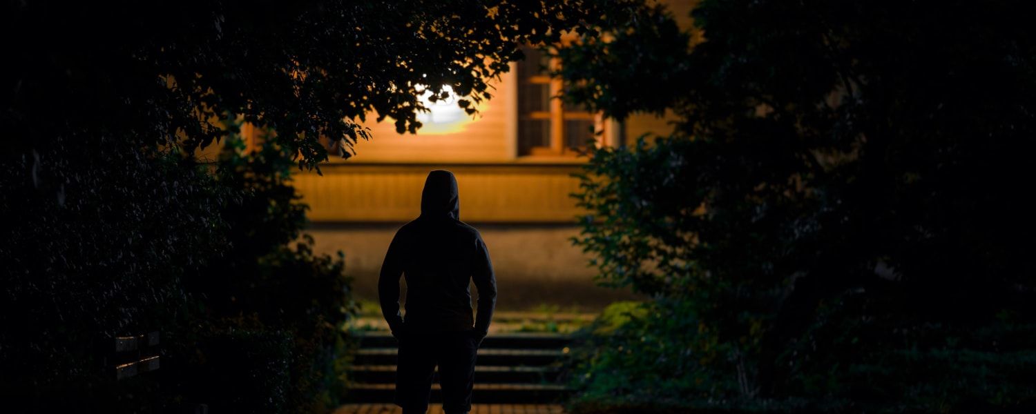Install an outdoor lamp with a motion sensor yourself