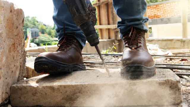 bouwvakker met lederen werkschoenen
