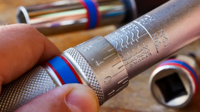 man setting Nm on torque wrench