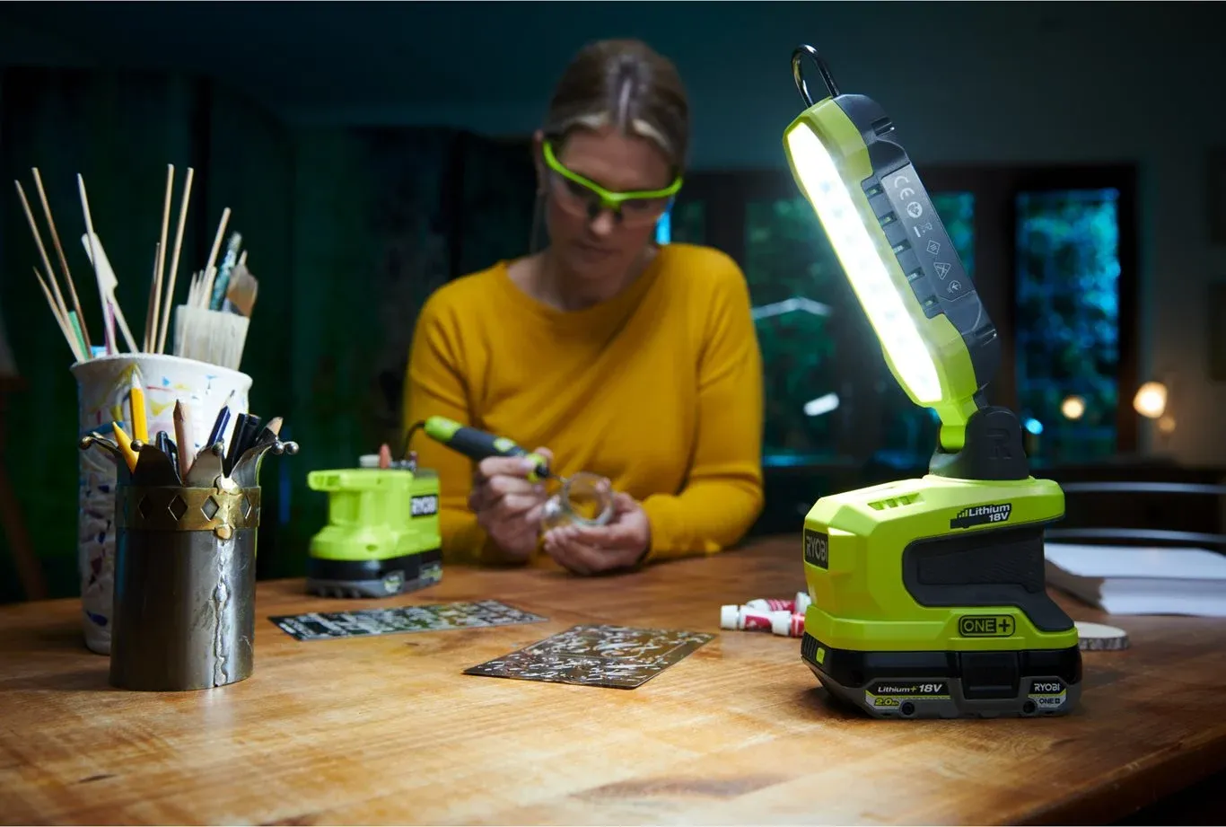 vrouw werkt bij licht van Ryobi ONE+ werklamp vrouw werkt bij licht van Ryobi ONE+ werklamp