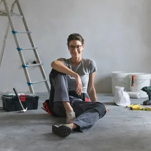 blije vrouw in vers geschilderd vertrek