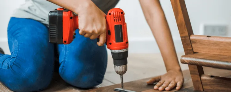 man werkt met boormachine